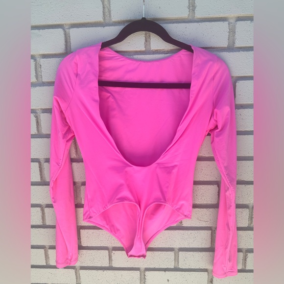 SKIMS Fits Everybody low back, long sleeve, neon orchid pink bodysuit - Picture 4 of 6